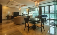 Mewah, Menyewa Unit Apartemen 3BR di Kemang Village Residence