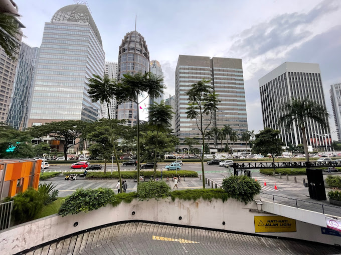 FX Sudirman, Mall Dekat Istora Senayan