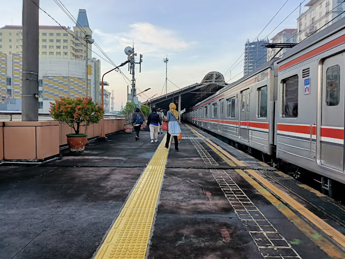 Suasana Stasiun Stasiun Cikini Jakarta Pusat