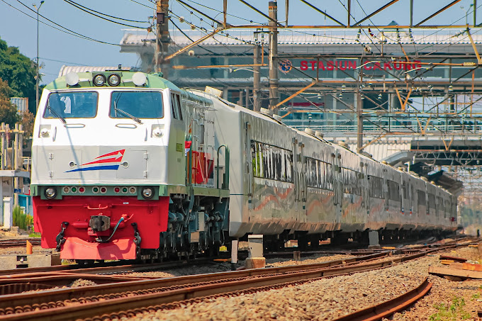 Kereta api di stasiun cakung jakarta timur