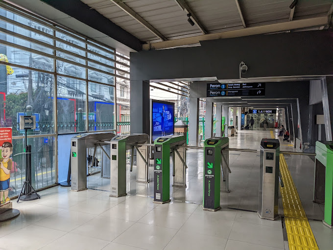 Pintu Masuk Stasiun Sudirman Jakarta