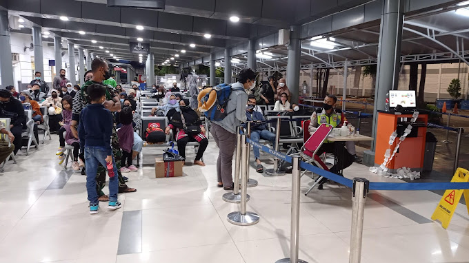 Stasiun Kereta Jarak Jauh Pasar Senen Jakarta Pusat