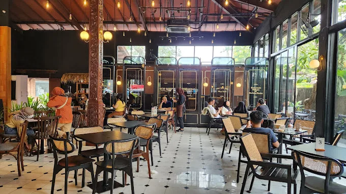 Suasana Outlet Roti Romi Kemang Jakarta Selatan