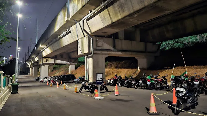 Tempat Parkir Motor Stasiun Matraman Jakarta Timur