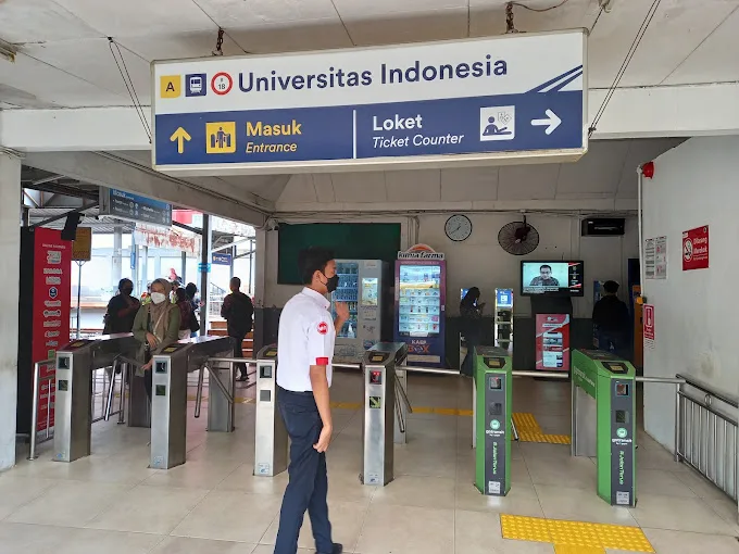 Antrian Loket Stasiun KRL Universitas Indonesia Depok