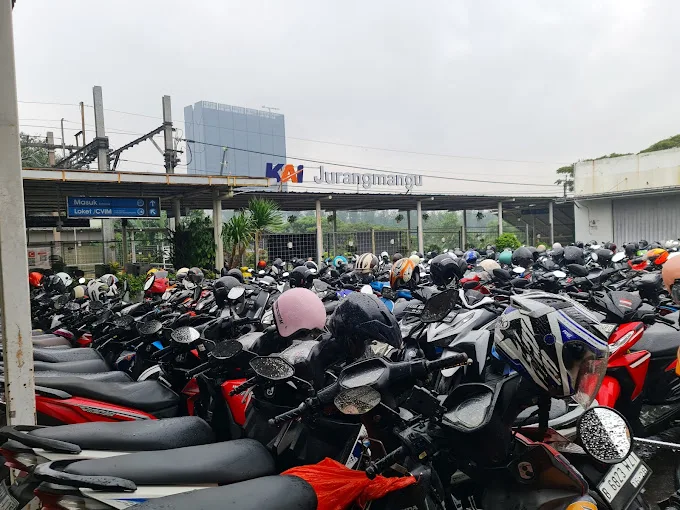 Fasilitas Parkir Motor Stasiun Jurang Mangu