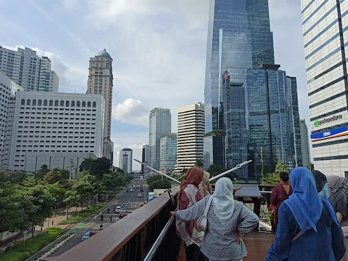 Gedung Perkantoran Sona Topas Tower Jakarta Selatan