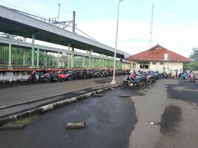 Lokasi Parkir Motor Stasiun KRL Cicayur Tangerang