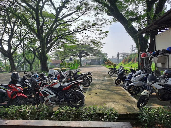 Parkir Motor Stasiun Nambo