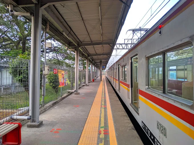 Peron Stasiun KRL Nambo