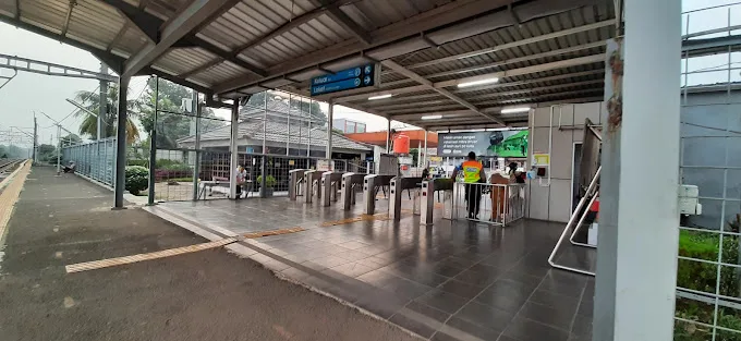 Pintu Masuk Stasiun KRL Sudimara