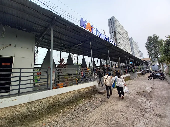 Stasiun KRL Pondok Cina Depok