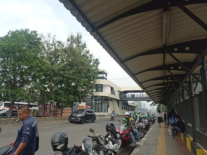 Tempat Parkir Motor Stasiun KRL Cawang Jakarta Selatan