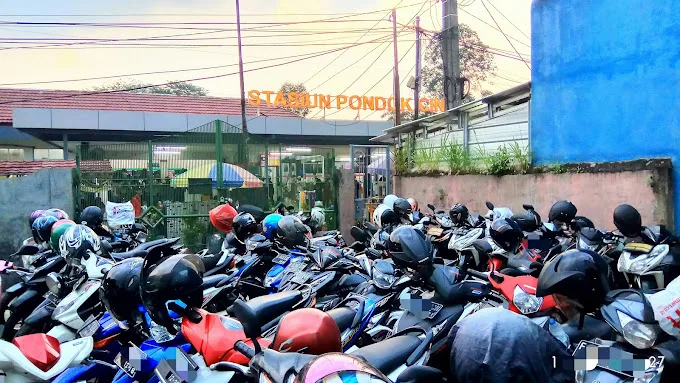 Tempat Parkir Motor Stasiun Pondok Cina Depok
