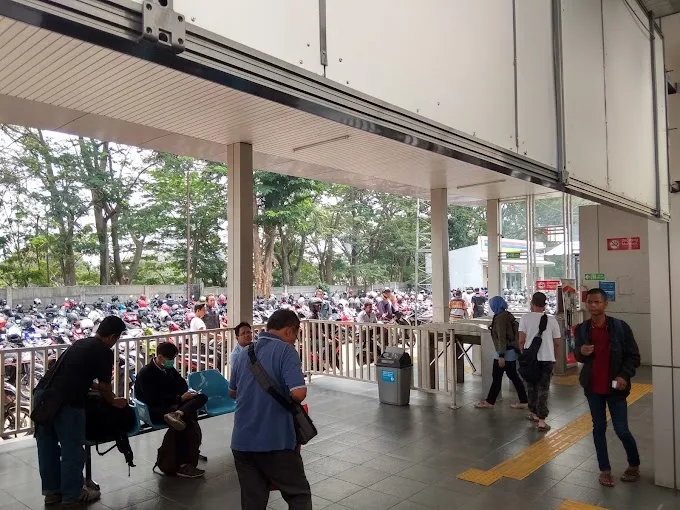 Tempat Parkir Motor Stasiun Pondok Ranji