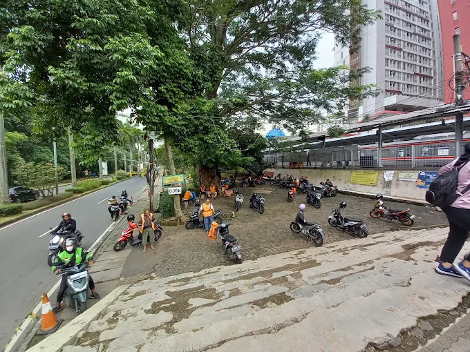 Tempat Parkir Motor Stasiun Universitas Indonesia Depok