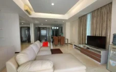 Menyewa Apartemen Mewah di Tower Ritz, 2BR Kemang Village